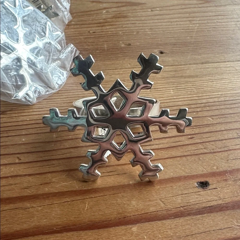 CRATE AND BARREL SILVER SNOWFLAKE CHRISTMAS NAPKIN RINGS SET OF 8 NEW